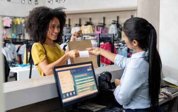 Expositor de Papelão: Organize e Destaque seus Produtos de Forma Prática